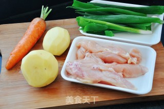 东南亚咖喱味土豆鸡肉饭的做法步骤：1