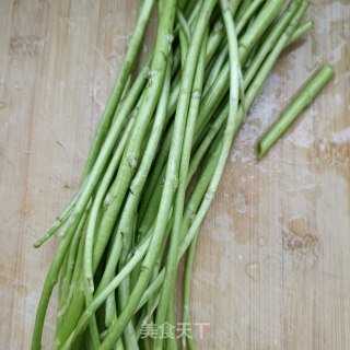 麻辣肠炒藜蒿的做法步骤：1
