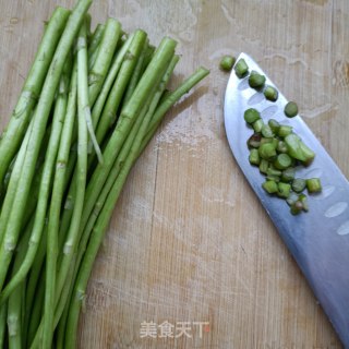 麻辣肠炒藜蒿的做法步骤：2