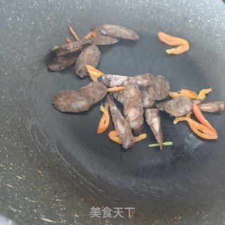 麻辣肠炒藜蒿的做法步骤：8
