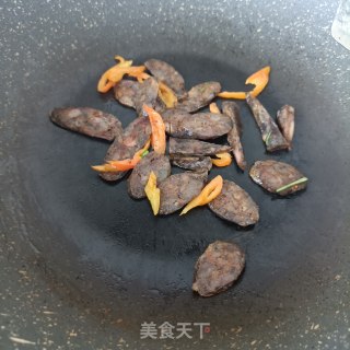 麻辣肠炒藜蒿的做法步骤：9