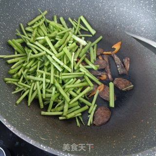 麻辣肠炒藜蒿的做法步骤：10