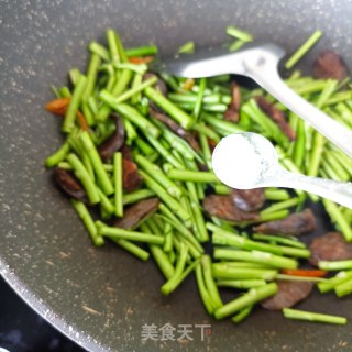 麻辣肠炒藜蒿的做法步骤：11