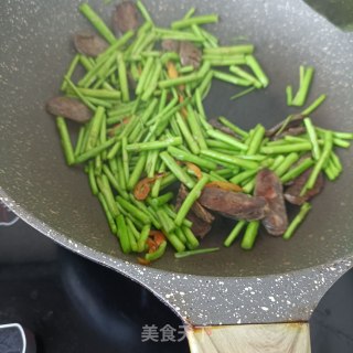 麻辣肠炒藜蒿的做法步骤：12