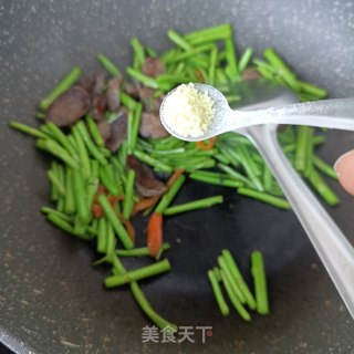 麻辣肠炒藜蒿的做法步骤：13