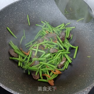 麻辣肠炒藜蒿的做法步骤：14