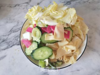干豆腐炒白菜黄瓜的做法步骤：1