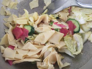 干豆腐炒白菜黄瓜的做法步骤：2