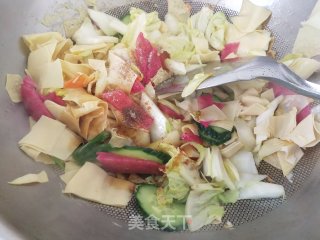 干豆腐炒白菜黄瓜的做法步骤：3