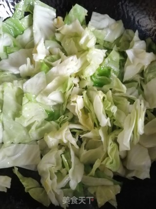 圆白菜烩丸子的做法步骤：2