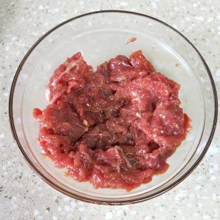 金针菇牛肉煲的做法步骤：2
