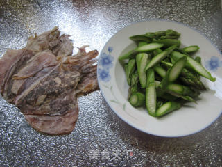 乌贼鲞炒芦笋的做法步骤：1
