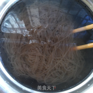 酸辣肉丝葛根粉的做法步骤：5