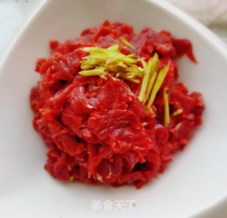 蒜苗炒牛肉的做法步骤：1