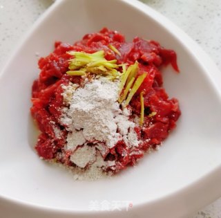 蒜苗炒牛肉的做法步骤：2
