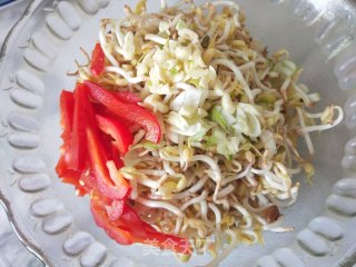 苯豆芽炒彩椒的做法步骤：1