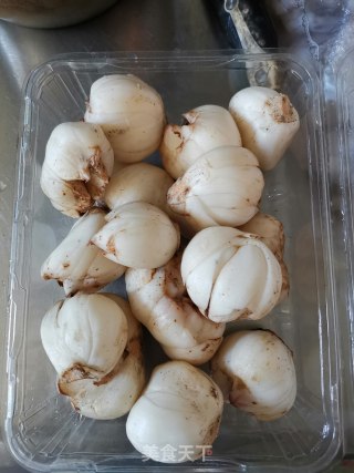 鲜百合炒鸡胸肉的做法步骤：1