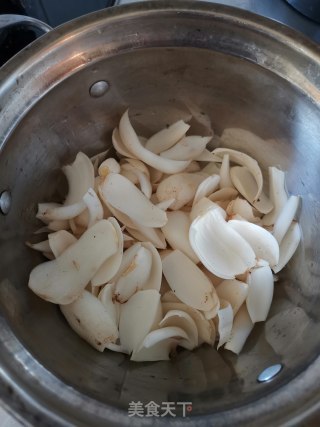 鲜百合炒鸡胸肉的做法步骤：2