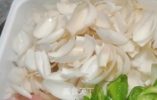 鲜百合炒鸡胸肉的做法步骤：3