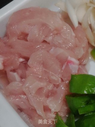 鲜百合炒鸡胸肉的做法步骤：4