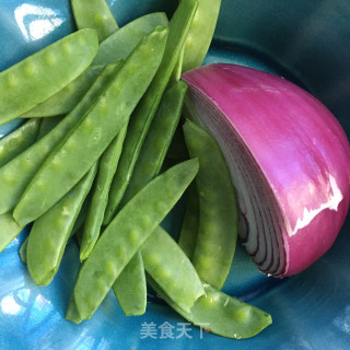 洋葱木耳拌荷兰豆的做法步骤：1