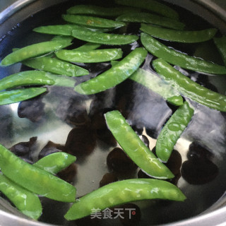 洋葱木耳拌荷兰豆的做法步骤：2