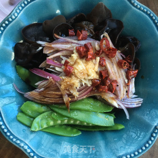 洋葱木耳拌荷兰豆的做法步骤：6