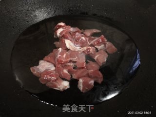 番茄焖牛腩的做法步骤：1