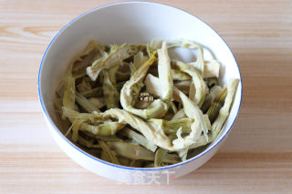 笋干老鸭煲+蒜蓉粉丝虾的做法步骤：1