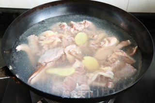 笋干老鸭煲+蒜蓉粉丝虾的做法步骤：2