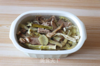 笋干老鸭煲+蒜蓉粉丝虾的做法步骤：3
