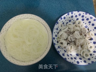 鲜鱿鱼蒸粉丝的做法步骤：2