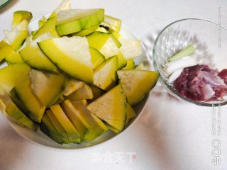 肉片烧小南瓜的做法步骤：1