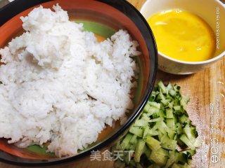 黄瓜鸡蛋炒饭的做法步骤：1