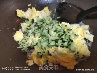 黄瓜鸡蛋炒饭的做法步骤：3