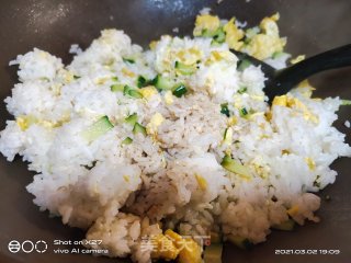 黄瓜鸡蛋炒饭的做法步骤：5
