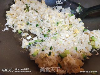 黄瓜鸡蛋炒饭的做法步骤：7