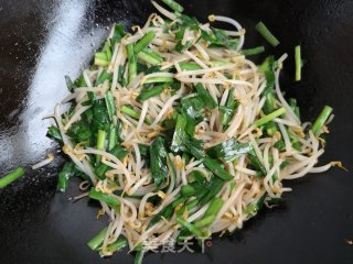 韭菜炒绿豆芽的做法步骤：9