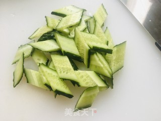 炝拌青瓜木耳的做法步骤：1