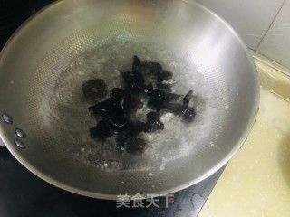 炝拌青瓜木耳的做法步骤：2