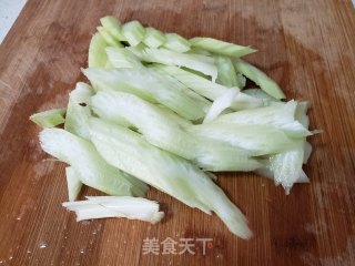 西芹炒鹅蛋的做法步骤：1