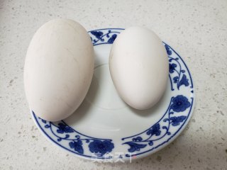 西芹炒鹅蛋的做法步骤：2