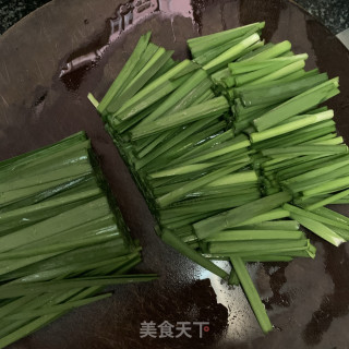 猪油炒韭菜的做法步骤：1