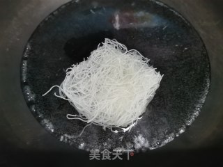 三鲜粉丝的做法步骤：1