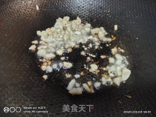 蒜香素炒油麦菜的做法步骤：2