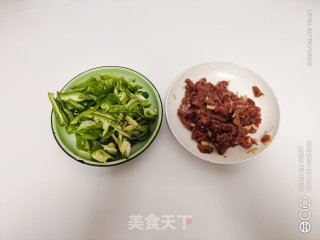 青椒炒牛肉的做法步骤：1