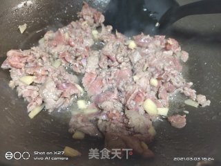 青椒炒牛肉的做法步骤：2