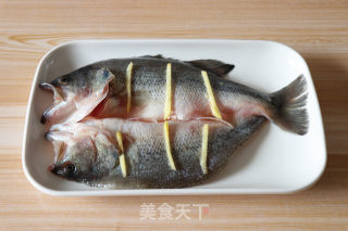 海带玉米牛骨汤+清蒸鲈鱼的做法步骤：6
