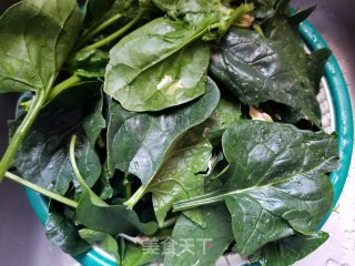 菠菜炒鸭血的做法步骤：1