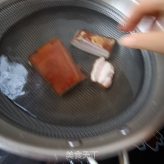 烟熏腊肉炒蒜苔的做法步骤：1